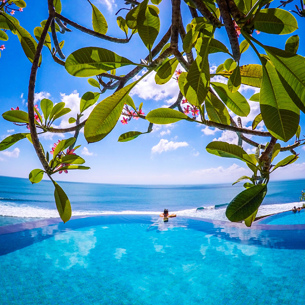 infinity-pool-Surfari-Sundeck-Anantara-Uluwatu-Bali